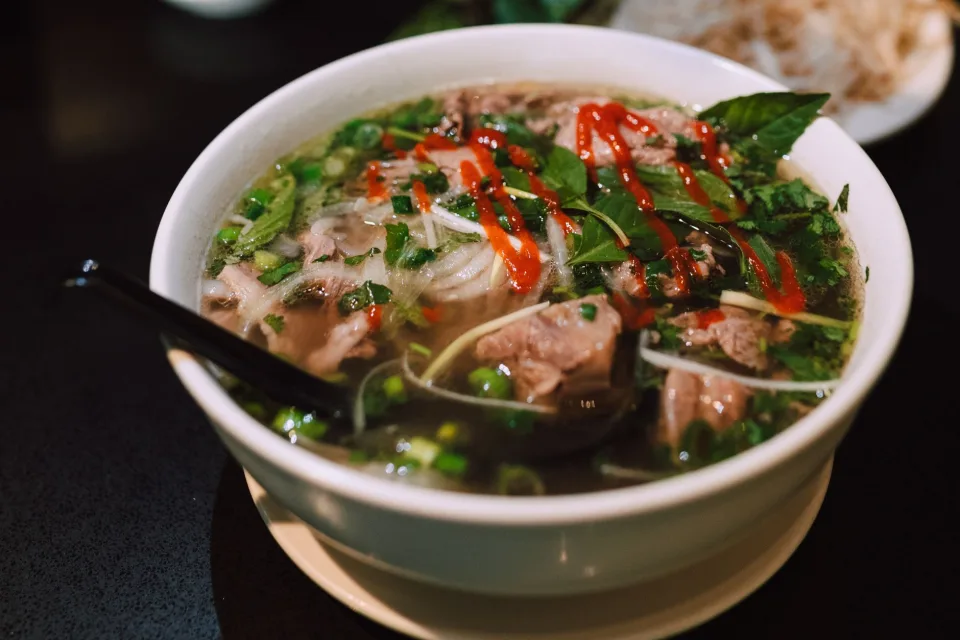 Bàn ăn tại Phan Thị Thanh Hồng